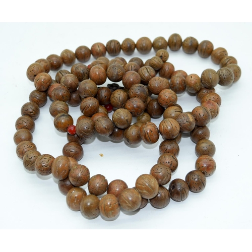 3155 - A Chinese Hedaio nut necklace 170cm .