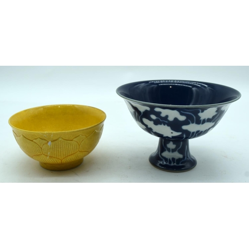 3163 - A Chinese blue and white stem cup together with a yellow ground bowl 10 x 16cm (2).