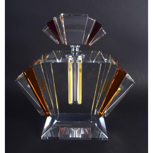 38 - AN ART DECO STYLE AMBER AND CLEAR GLASS SCENT BOTTLE. 24 cm x 16 cm.