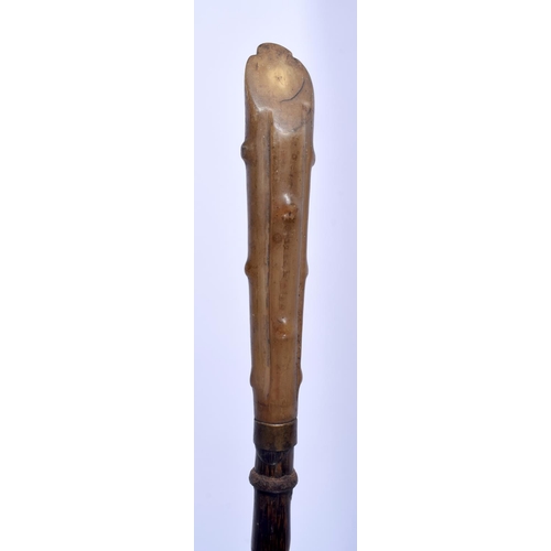 466 - A 19TH CENTURY CONTINENTAL CARVED RHINOCEROS HORN HANDLED WALKING CAN with bamboo shaft. 90 cm long.