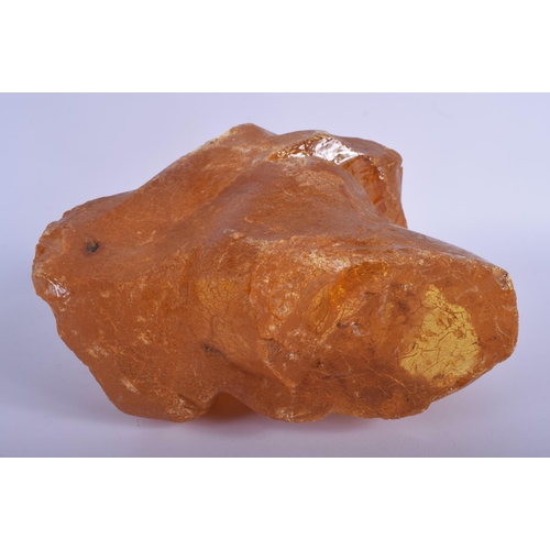 492 - A VERY LARGE CONTINENTAL AMBER SPECIMEN 2.6 kgs. 20 cm x 16 cm.