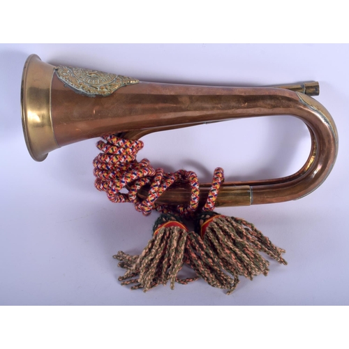 527 - AN ANTIQUE MILITARY ARGYLL & SUTHERLAND REGIMENT COPPER BUGLE. 30 cm wide.