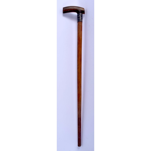 641 - A 19TH CENTURY CONTINENTAL CARVED RHINOCEROS HORN HANDLED WALKING CANE. 88 cm long.