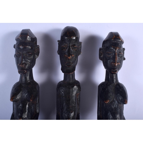 669 - AN EARLY 20TH CENTURY AFRICAN DOGON TRIPLE FIGURE DOOR LOCK. 45 cm x 40 cm.