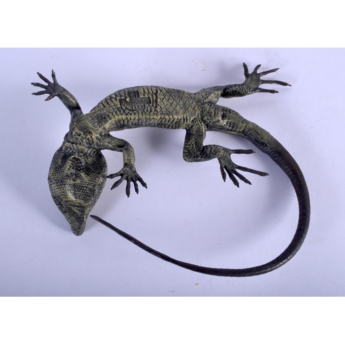 722 - A CONTEMPORARY COLD PAINTED BRONZE LIZARD. 19 cm x 18 cm.