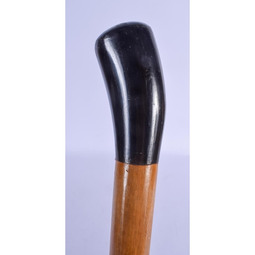 792 - A 19TH CENTURY CONTINENTAL CARVED RHINOCEROS HORN HANDLED WALKING CANE. 88 cm long.