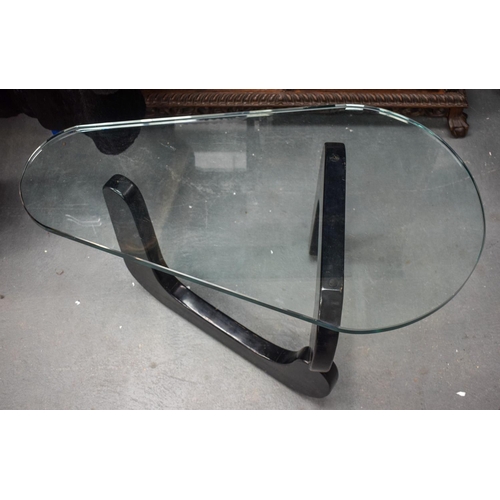 831 - A STYLISH CONRAN ISAMU NOGUCHI GLASS TOPPED COFFEE TABLE. 80 cm x 48 cm.