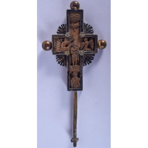 845 - AN EARLY 18TH CENTURY SILVER MOUNTED CARVED CRUCIFIX decorated with saints. 21 cm x 8 cm.