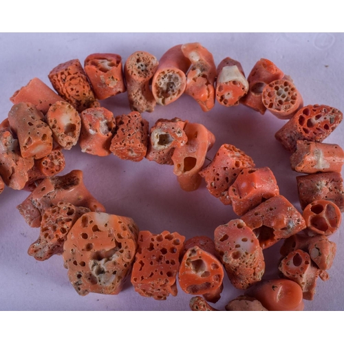 847 - AN ART DECO CORAL NECKLACE. 37 cm long.