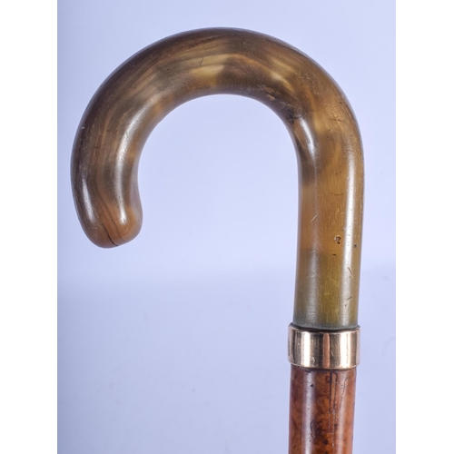 848 - A 19TH CENTURY GOLD MOUNTED CONTINENTAL CARVED RHINOCEROS HORN HANDLED WALKING CANE. 88 cm long.