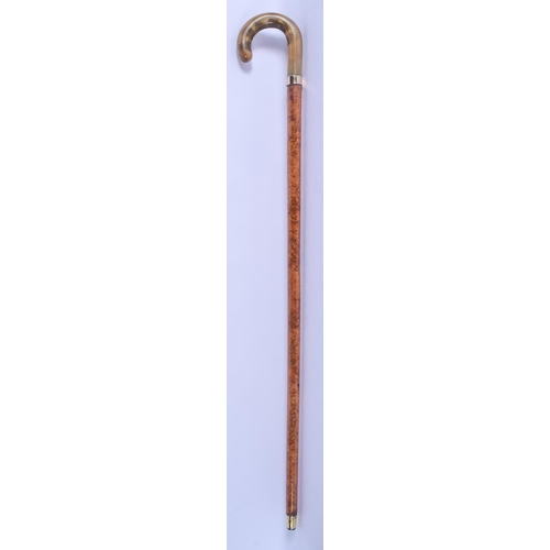 848 - A 19TH CENTURY GOLD MOUNTED CONTINENTAL CARVED RHINOCEROS HORN HANDLED WALKING CANE. 88 cm long.