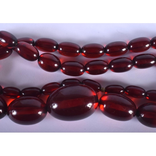 904 - A VINTAGE AMBER TYPE NECKLACE. 53 grams. 56 cm long, largest bead 3 cm x 2 cm.