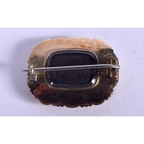 919 - AN ANTIQUE GOLD AND ENAMEL PEARL MOURNING BROOCH. 6.6 grams. 3 cm x 2.5 cm.