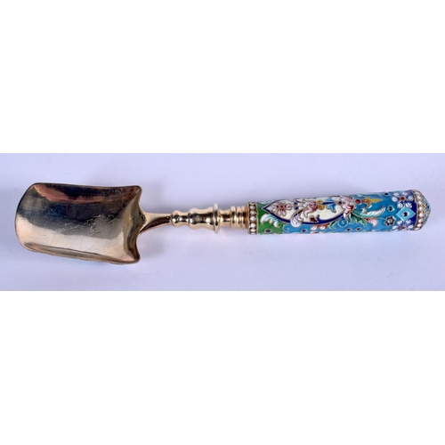 930 - AN UNUSUAL CONTINENTAL SILVER AND ENAMEL STILTON SCOOP. 76 grams. 17 cm x 4 cm.