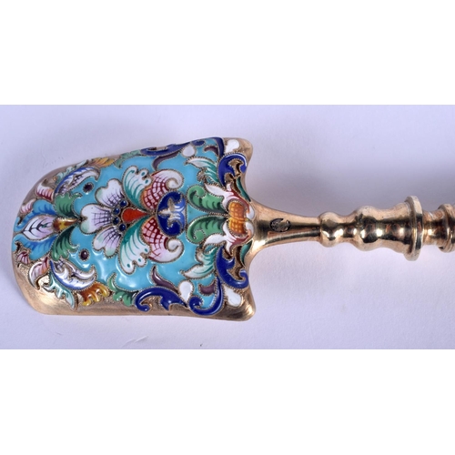 930 - AN UNUSUAL CONTINENTAL SILVER AND ENAMEL STILTON SCOOP. 76 grams. 17 cm x 4 cm.