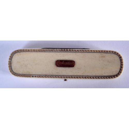 938 - A GEORGE III GOLD INLAID IVORY BOX. 6.5 cm x 2.5 cm.