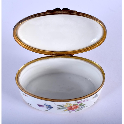 955 - AN ANTIQUE EUROPEAN PORCELAIN PILL BOX AND COVER. 11 cm x 4 cm.