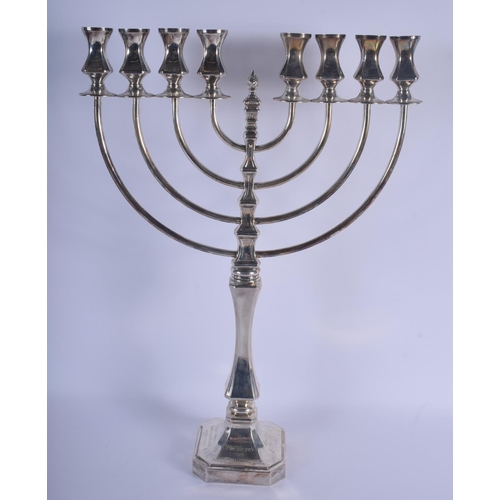 961 - A LARGE VINTAGE SILVER JUDAIC MENORAH CANDLESTICK. 848 grams. 51 cm x 36 cm.