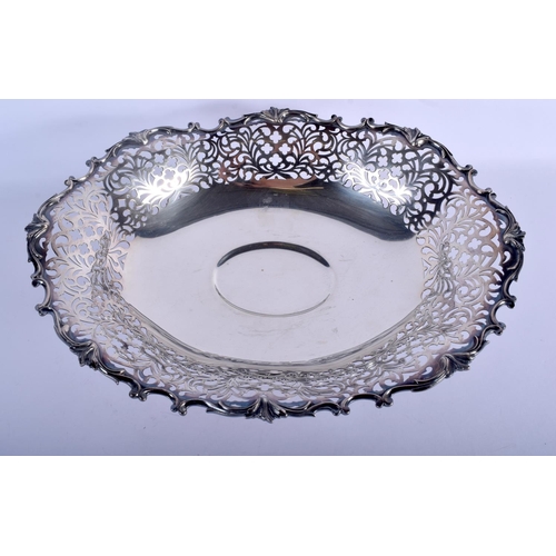 987 - A LARGE STERLING SILVER OPENWORK FRUIT BASKET. 1158 grams. 40 cm x 14 cm.