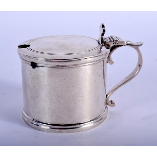 998 - AN EDWARDIAN SILVER MUSTARD POT. London 1914. Silver 128 grams. 6 cm x 8.5 cm.