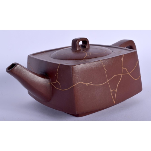 1540 - A CHINESE YIXING POTTERY TEAPOT AND COVER 20th Century, with unusual marblised decoration. 18 cm x 1... 