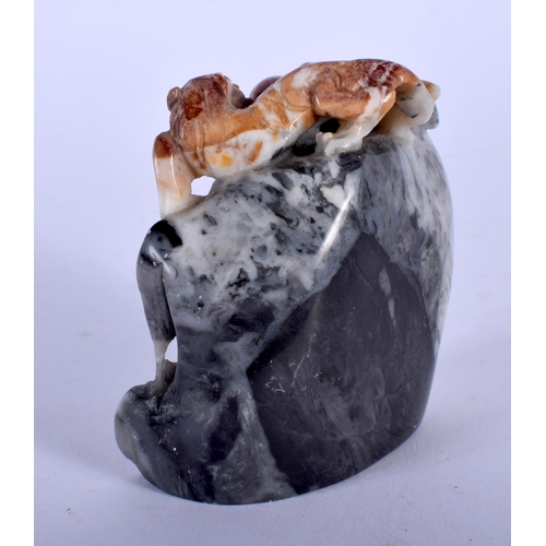 1589 - A RARE EARLY 20TH CENTURY CHINESE CARVED MULTI TONE AGATE MOUNTAIN late Qing/Republic. 7 cm x 6 cm.