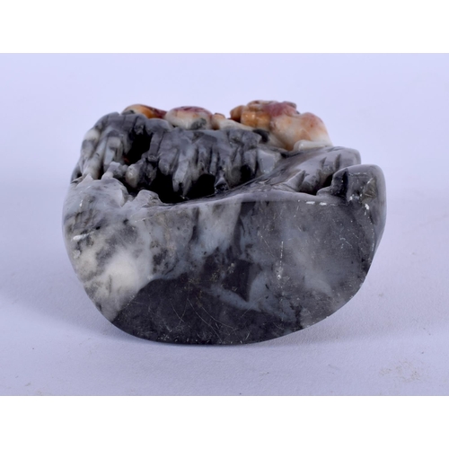 1589 - A RARE EARLY 20TH CENTURY CHINESE CARVED MULTI TONE AGATE MOUNTAIN late Qing/Republic. 7 cm x 6 cm.