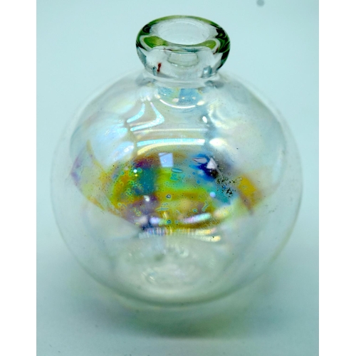 2523 - A small collection of glass vases and decorative items largest 17cm (6).