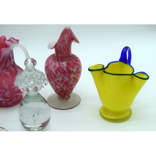 2523 - A small collection of glass vases and decorative items largest 17cm (6).