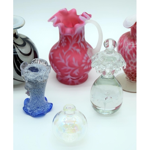 2523 - A small collection of glass vases and decorative items largest 17cm (6).