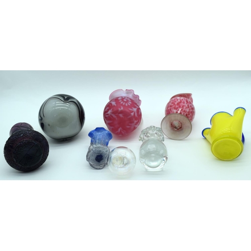 2523 - A small collection of glass vases and decorative items largest 17cm (6).