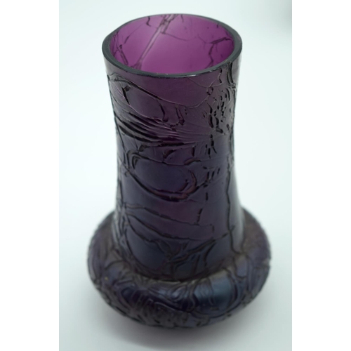 2523 - A small collection of glass vases and decorative items largest 17cm (6).