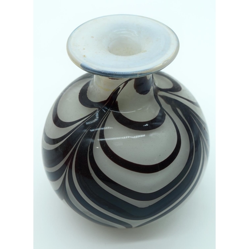 2523 - A small collection of glass vases and decorative items largest 17cm (6).