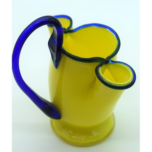 2523 - A small collection of glass vases and decorative items largest 17cm (6).