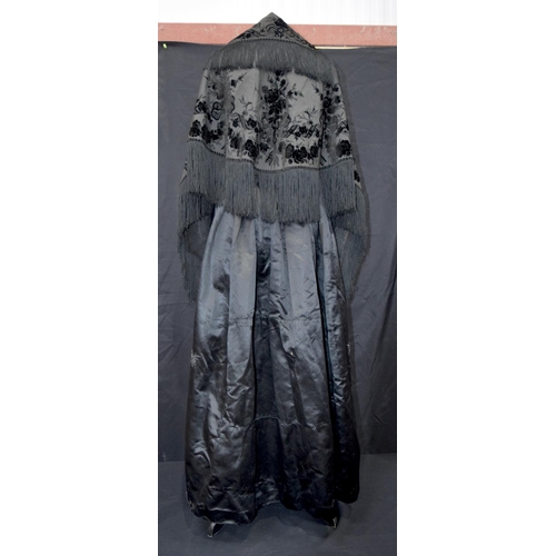 2544 - A vintage heavy satin skirt together with a shawl (2)