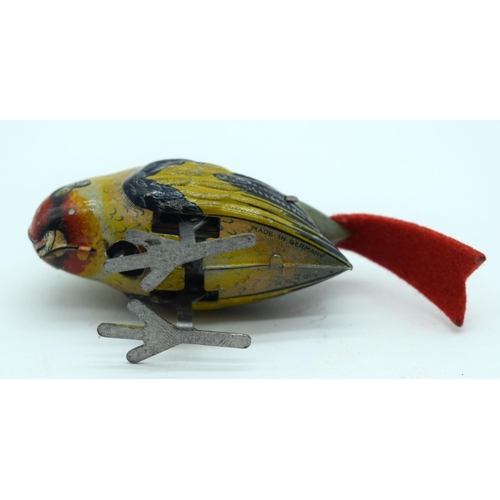 2546 - Three vintage clock work  tin birds 5cm (3).