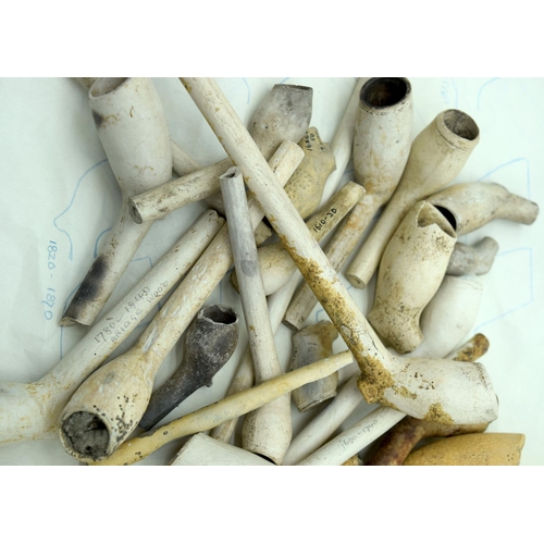 2551 - A collection of antique clay pipes (Qty).
