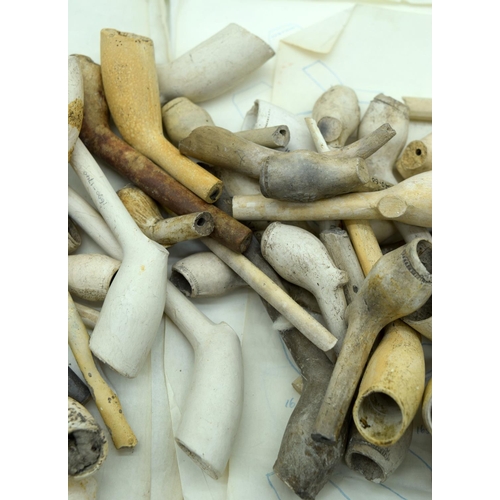 2551 - A collection of antique clay pipes (Qty).