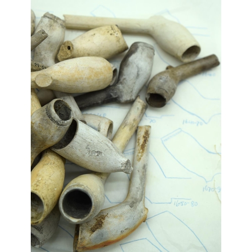 2551 - A collection of antique clay pipes (Qty).