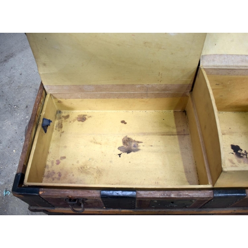 2578 - A RARE VINTAGE SCOTTISH CHELTHENAM TRUNK G G Peterkin of Aberdeen, with original interior. 72 cm x 4... 