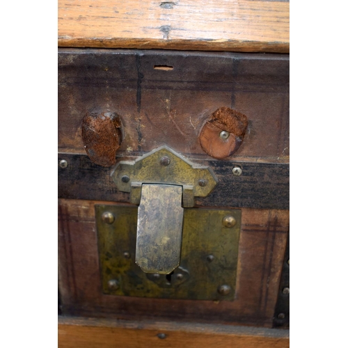 2578 - A RARE VINTAGE SCOTTISH CHELTHENAM TRUNK G G Peterkin of Aberdeen, with original interior. 72 cm x 4... 