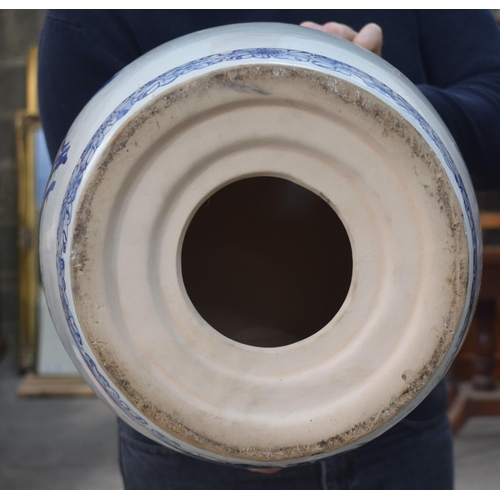 2586 - A CONTINENTAL PORCELAIN BARREL GARDEN SEAT. 48 cm x 27 cm.