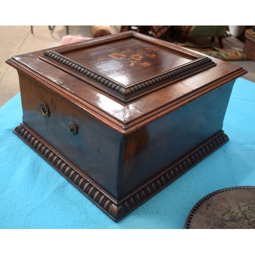 2589 - AN ANTIQUE SWISS MUSICAL SYMPHONIOM with separate discs. 45 cm x 22.5 cm.