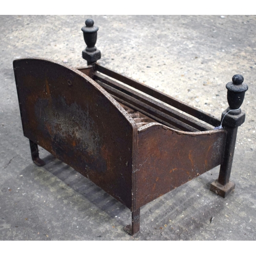 2599 - A GEORGE III STYLE CAST IRON FIRE GRATE. 56 cm x 37 cm.