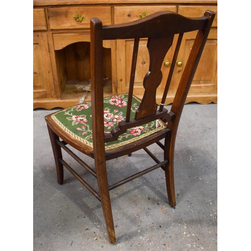 2605 - AN EDWARDIAN MAHOGANY ART NOUVEAU CHAIR. 79 cm x 43 cm.