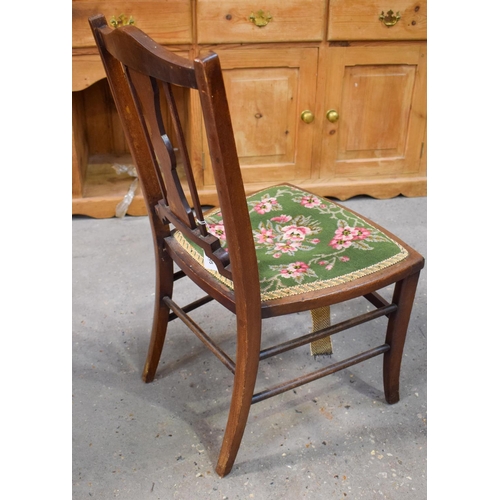 2605 - AN EDWARDIAN MAHOGANY ART NOUVEAU CHAIR. 79 cm x 43 cm.