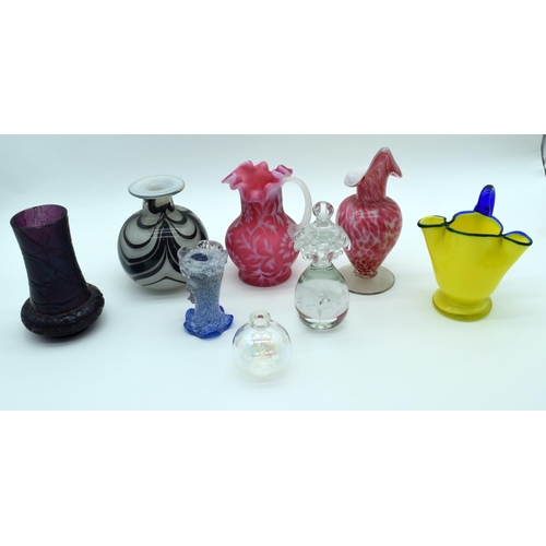 2523 - A small collection of glass vases and decorative items largest 17cm (6).