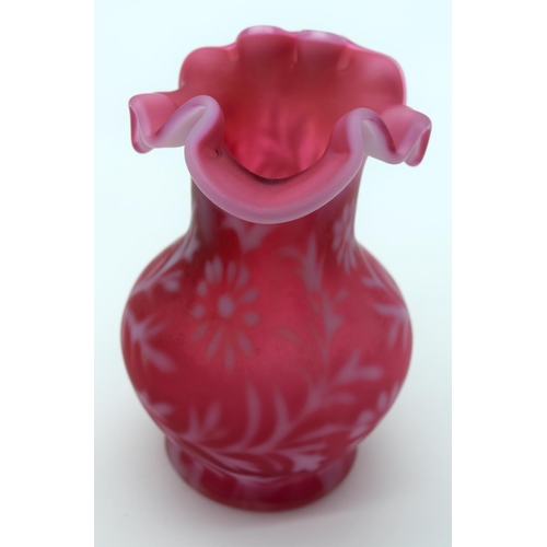 2523 - A small collection of glass vases and decorative items largest 17cm (6).