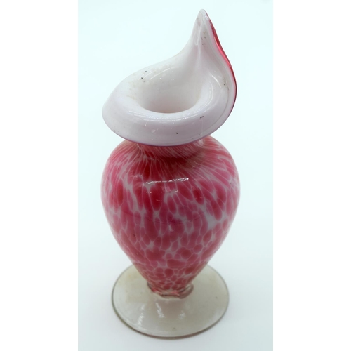 2523 - A small collection of glass vases and decorative items largest 17cm (6).