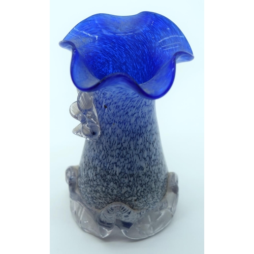 2523 - A small collection of glass vases and decorative items largest 17cm (6).